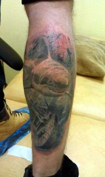 Tatuagem na perna do cara - de tubarão e o navio