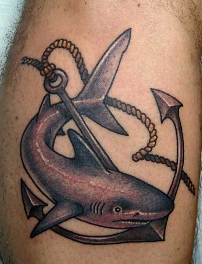 Tatuagem na perna do cara - de tubarão