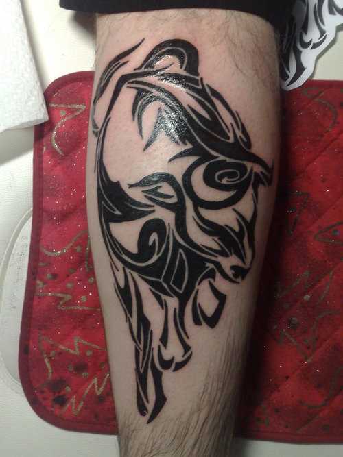 Tatuagem na perna do cara em forma de um touro