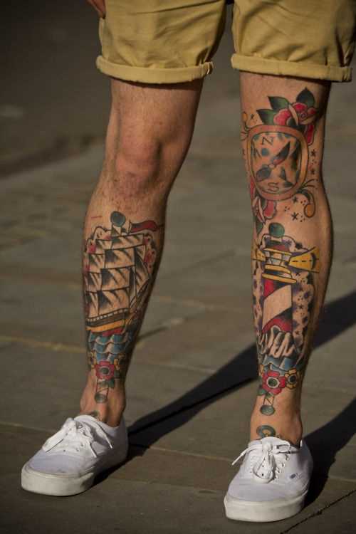 Tatuagem na perna do cara - farol de navio