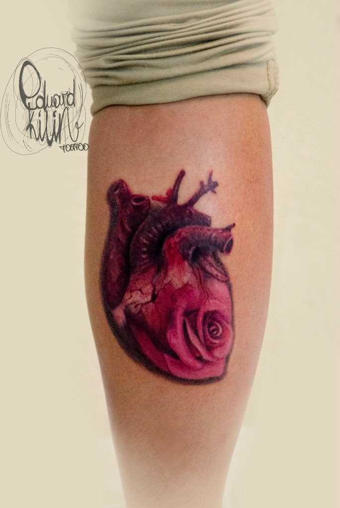 Tatuagem na perna do cara - o coração e a rosa