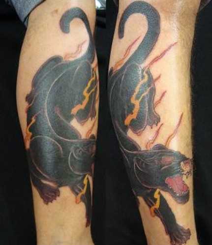 Tatuagem na perna do cara - pantera e chamas