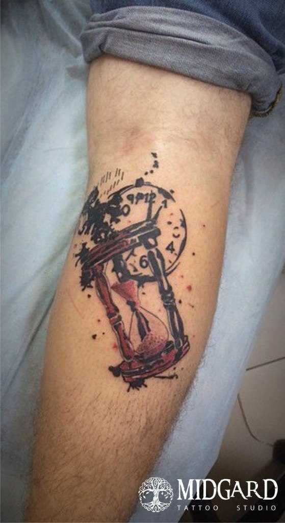 Tatuagem na perna do cara - relógios e ampulhetas