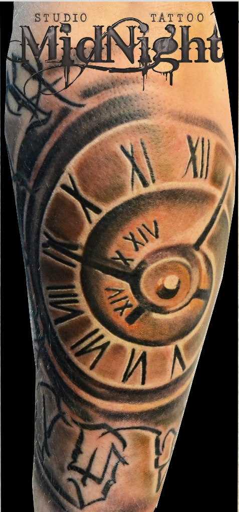 Tatuagem na perna do cara - relógios