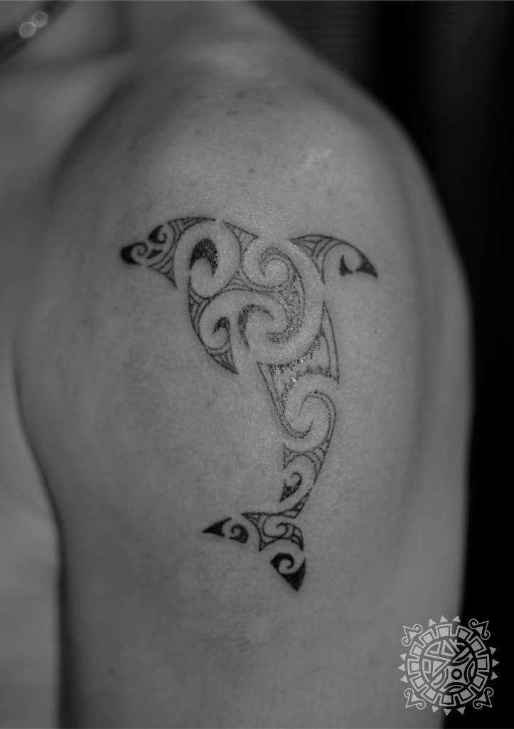 Tatuagem não ombro de um cara - golfinho