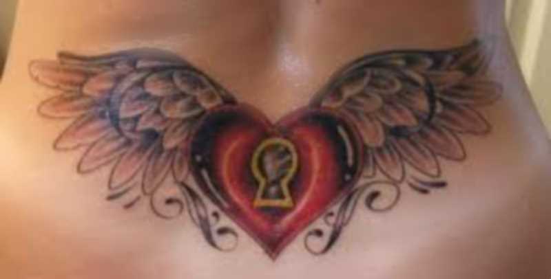 Tatuagem nas costas da menina - asas e coração com lite speed ® furo