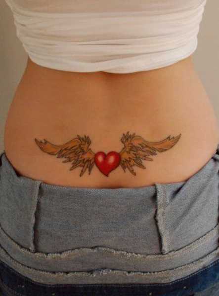 Tatuagem nas costas da menina - asas e coração