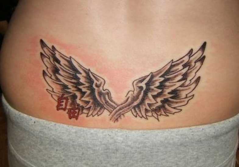 Tatuagem nas costas da menina - asas e personagens