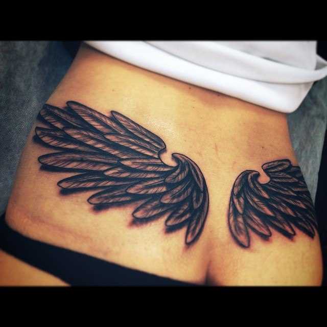 Tatuagem nas costas da menina - asas