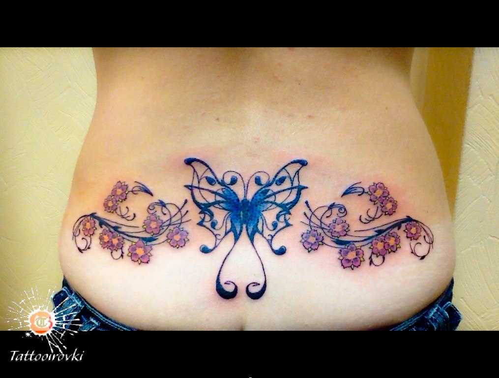 Tatuagem nas costas da menina - borboleta e flores