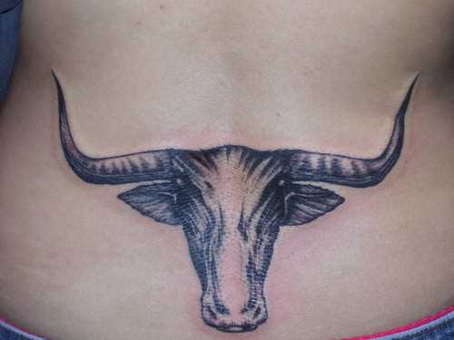 Tatuagem nas costas da menina - cabeça de touro