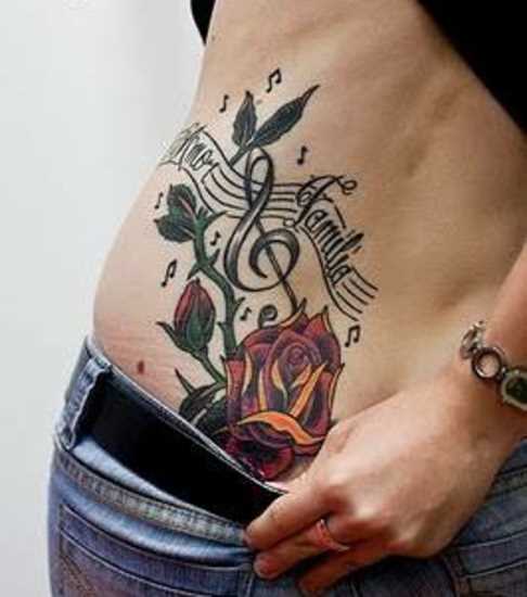 Tatuagem nas costas da menina - clave de sol, rosas e notas
