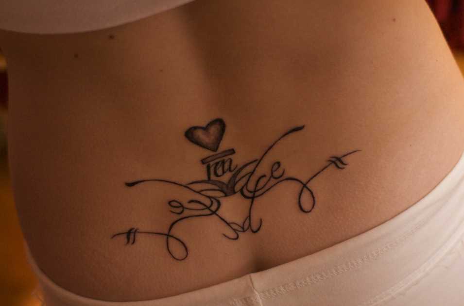 Tatuagem nas costas da menina - coração