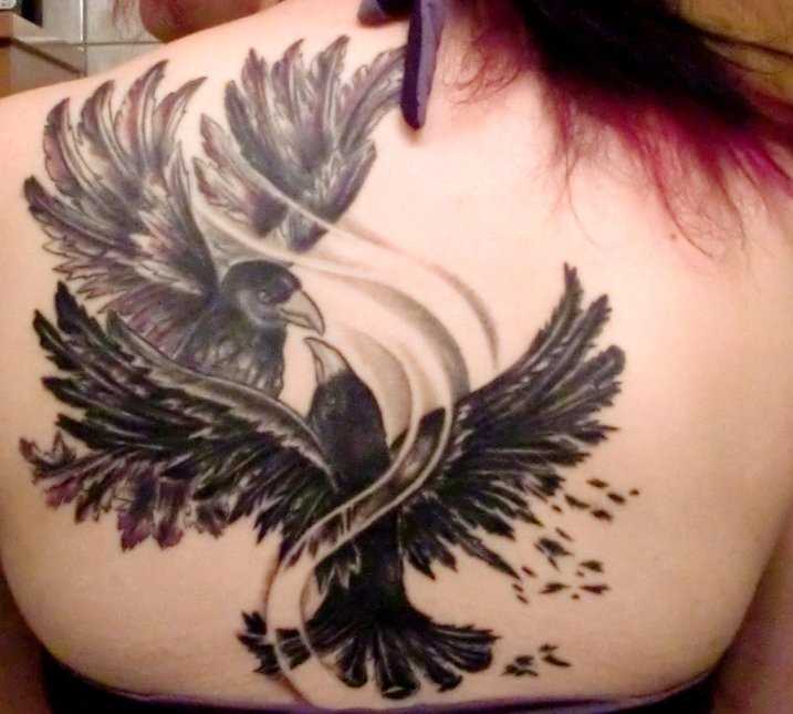 Tatuagem nas costas da menina - corvos