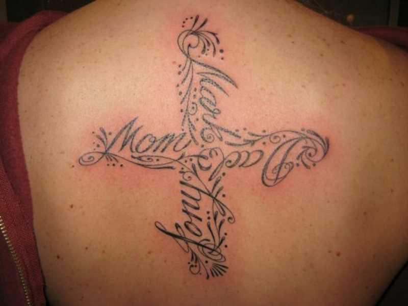 Tatuagem nas costas da menina - cruz das palavras