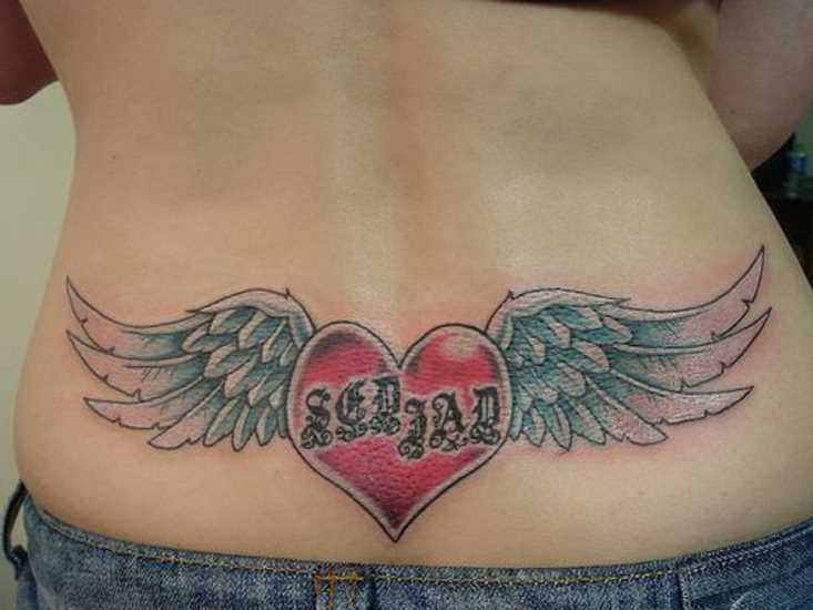 Tatuagem nas costas da menina de asas, o coração e a inscrição