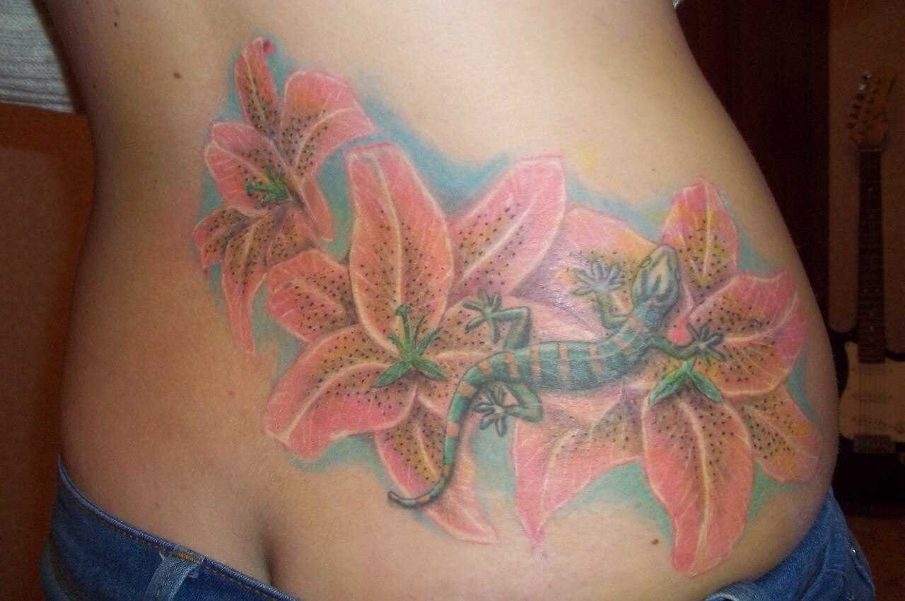 Tatuagem nas costas da menina - e lírios-do-lagarto