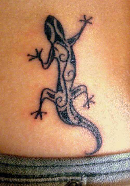 Tatuagem nas costas da menina em forma de lagarto
