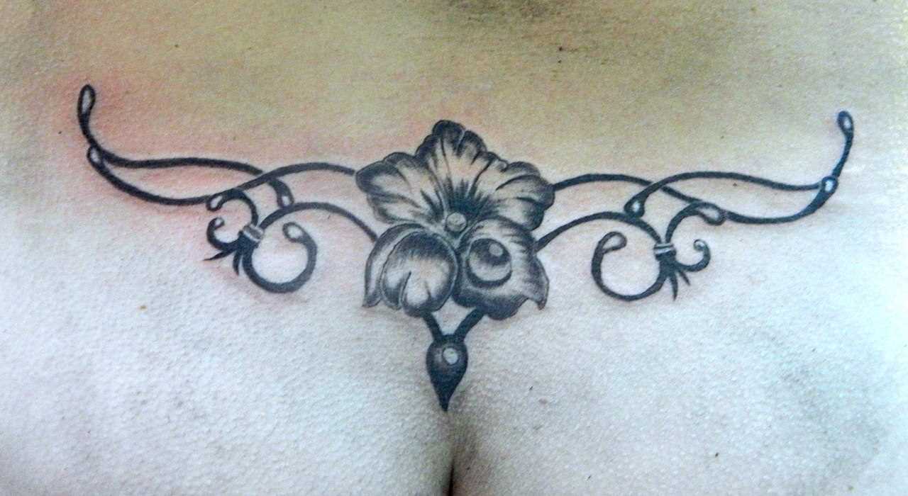 Tatuagem nas costas da menina - flor