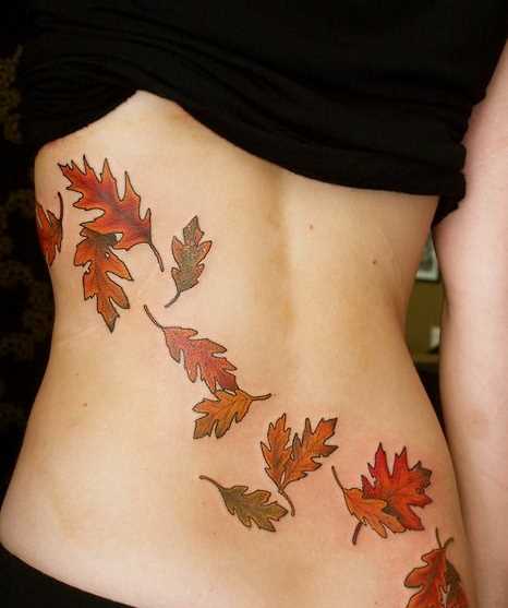 Tatuagem nas costas da menina - folhas de outono