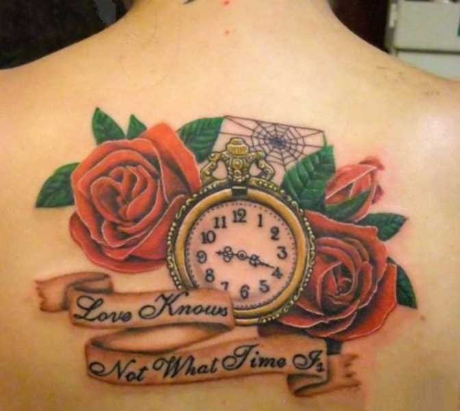 Tatuagem nas costas da menina - horas, rosas, teia de aranha e inscrição