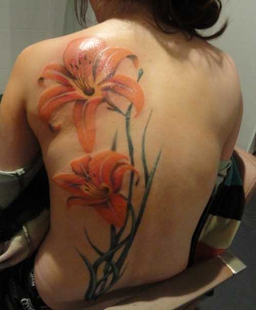 Tatuagem nas costas da menina - lírio laranja
