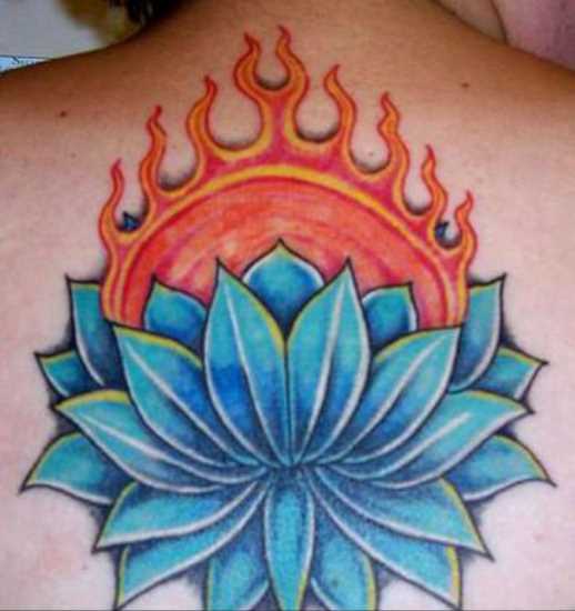 Tatuagem nas costas da menina, o fogo e a lotus