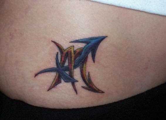 Tatuagem nas costas da menina - os signos do zodíaco, sagitário e escorpião