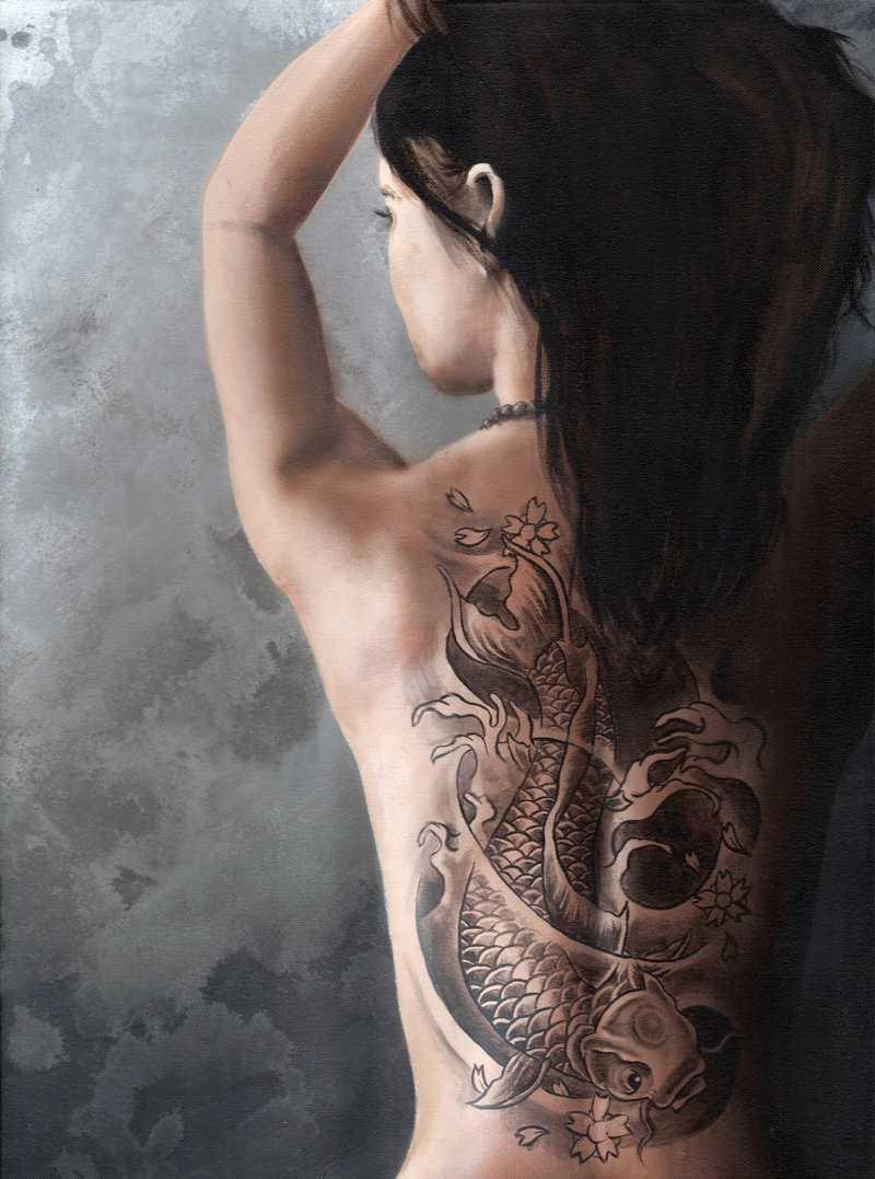 Tatuagem nas costas da menina - peixe