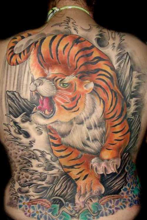 Tatuagem nas costas da menina - tigre