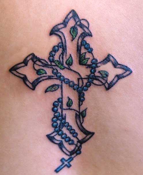 Tatuagem nas costas da menina - um colar com uma cruz