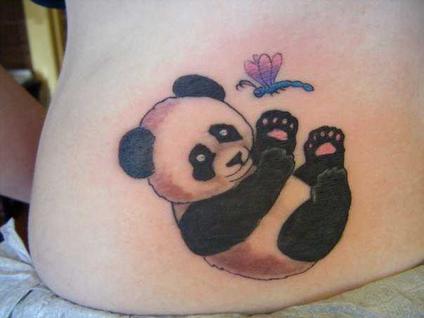 Tatuagem nas costas da menina - um panda e uma libélula