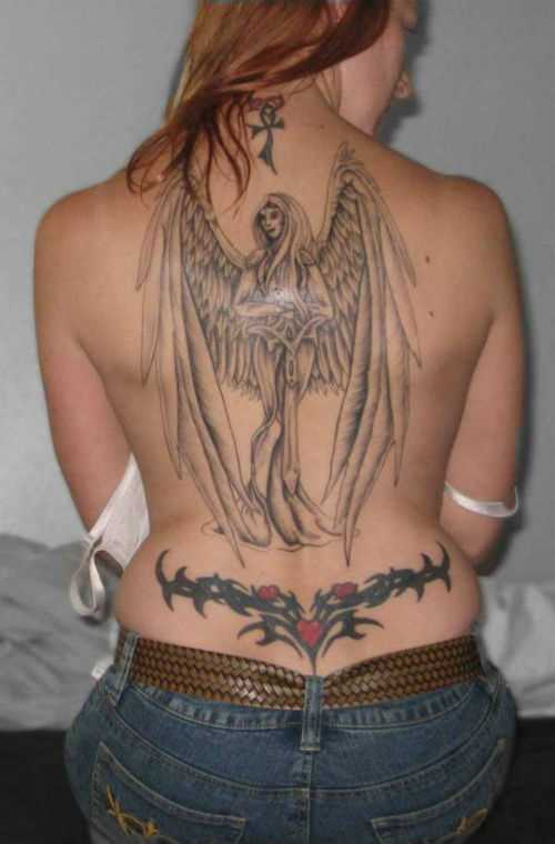 Tatuagem nas costas da menina - Valkyrie