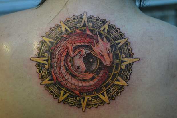 Tatuagem nas costas da menina - Yin-Yang e o dragão