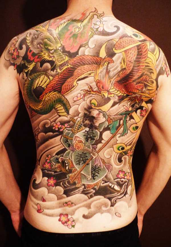 Tatuagem nas costas de um cara em forma de dragão ave Fénix