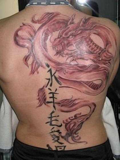 Tatuagem nas costas de um cara em forma de dragão e kanji