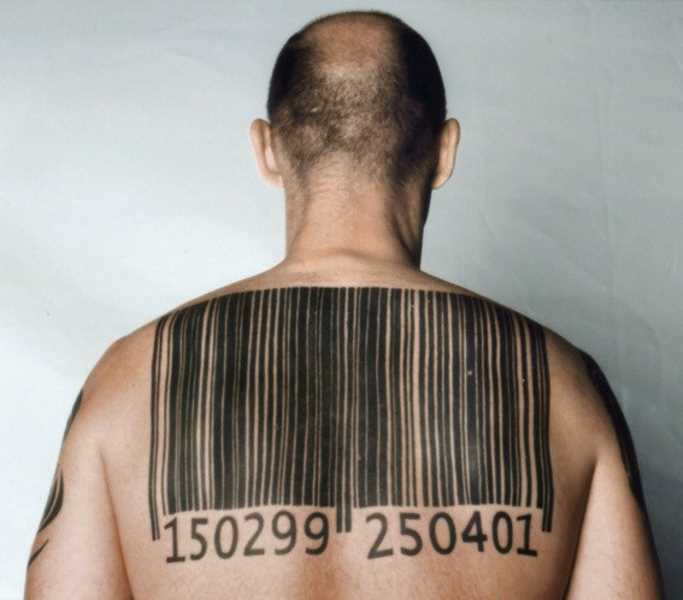 Tatuagem nas costas de um homem - código de barras