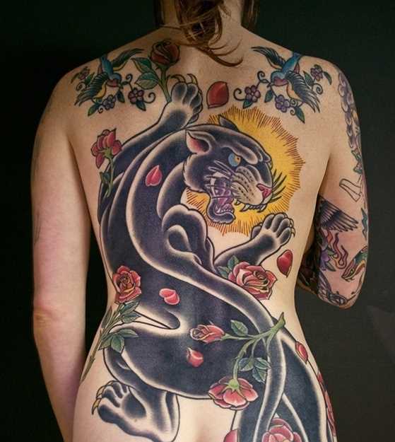 Tatuagem nas costas de uma menina - a pantera, o sol, as rosas e as aves
