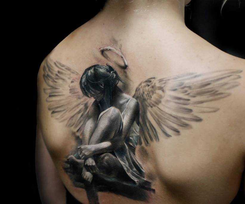 Tatuagem nas costas de uma menina - anjo no estilo 3d