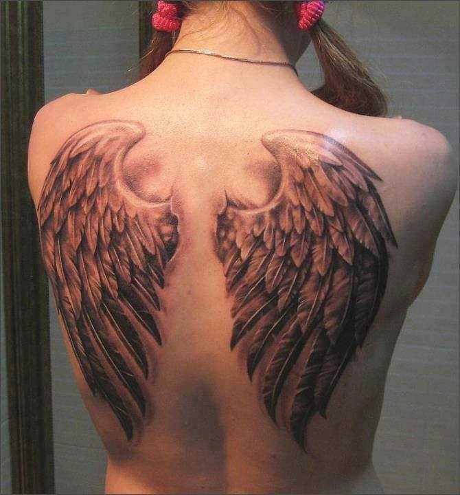 Tatuagem nas costas de uma menina - asas