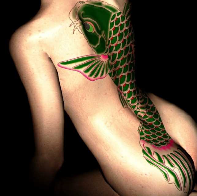 Tatuagem nas costas de uma menina - carpa