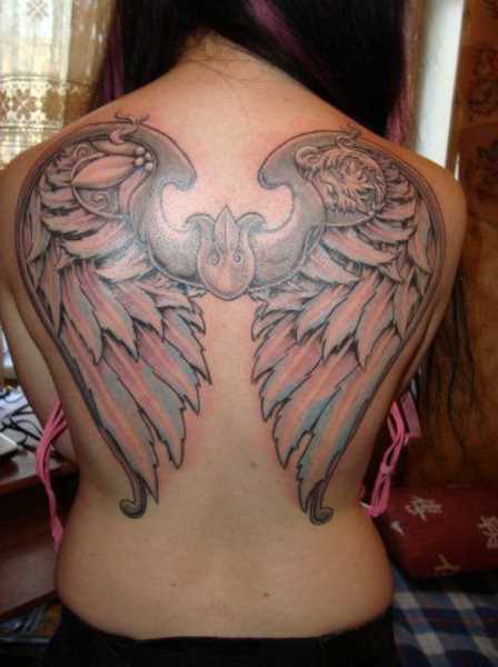 Tatuagem nas costas de uma menina com a imagem de asas