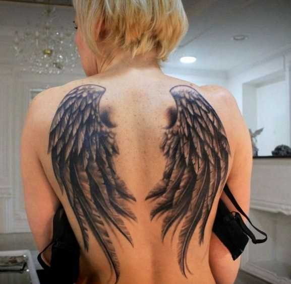 Tatuagem nas costas de uma menina com asas