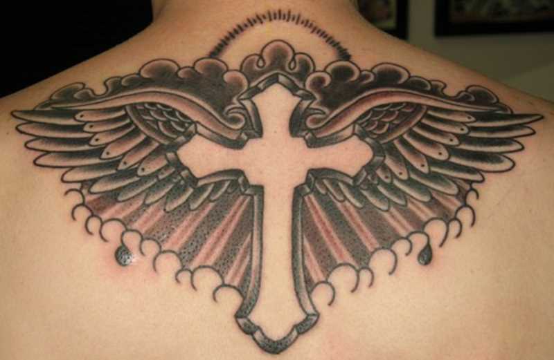 Tatuagem nas costas de uma menina - cruz com asas