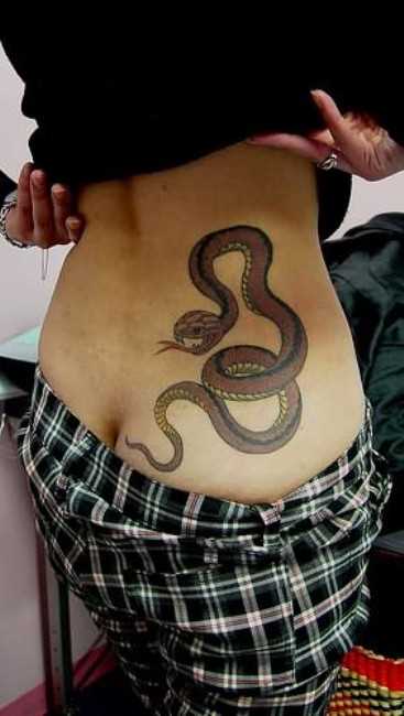 Tatuagem nas costas de uma menina de cobra