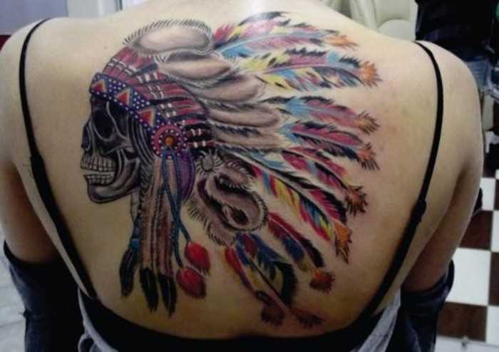 Tatuagem nas costas de uma menina de crânio indiano