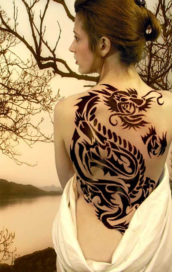 Tatuagem nas costas de uma menina de dragão
