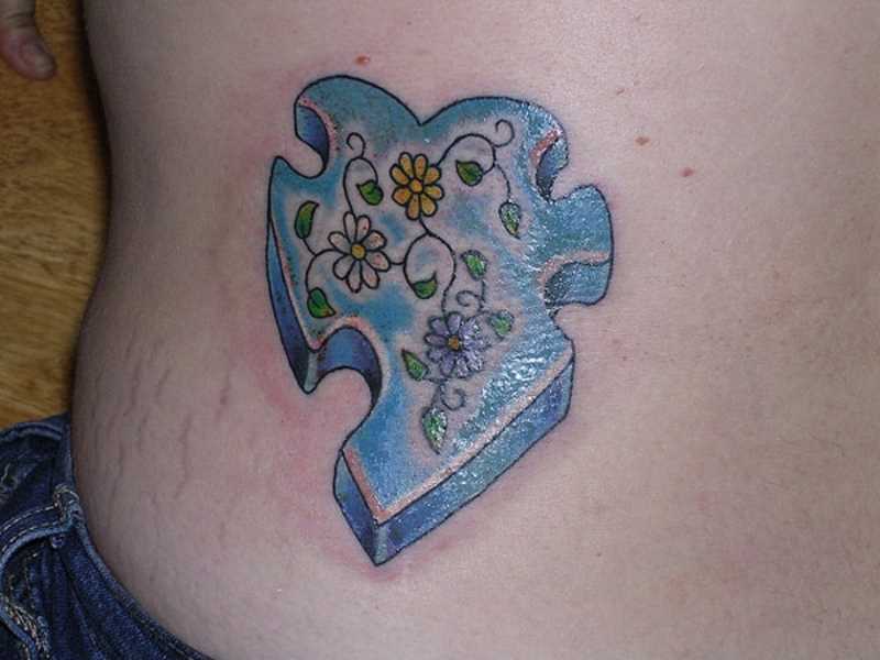 Tatuagem nas costas de uma menina de quebra - cabeça com flores em forma de coração