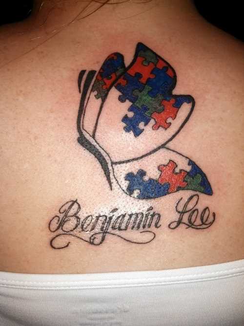 Tatuagem nas costas de uma menina de quebra - cabeças nas asas da borboleta