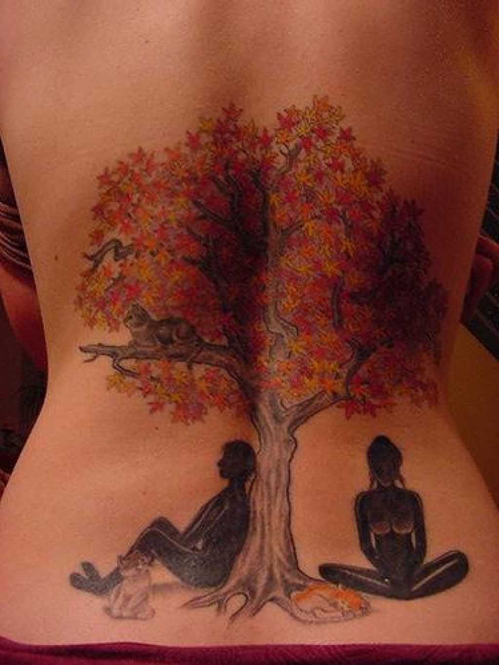 Tatuagem nas costas de uma menina em forma de árvore com as pessoas